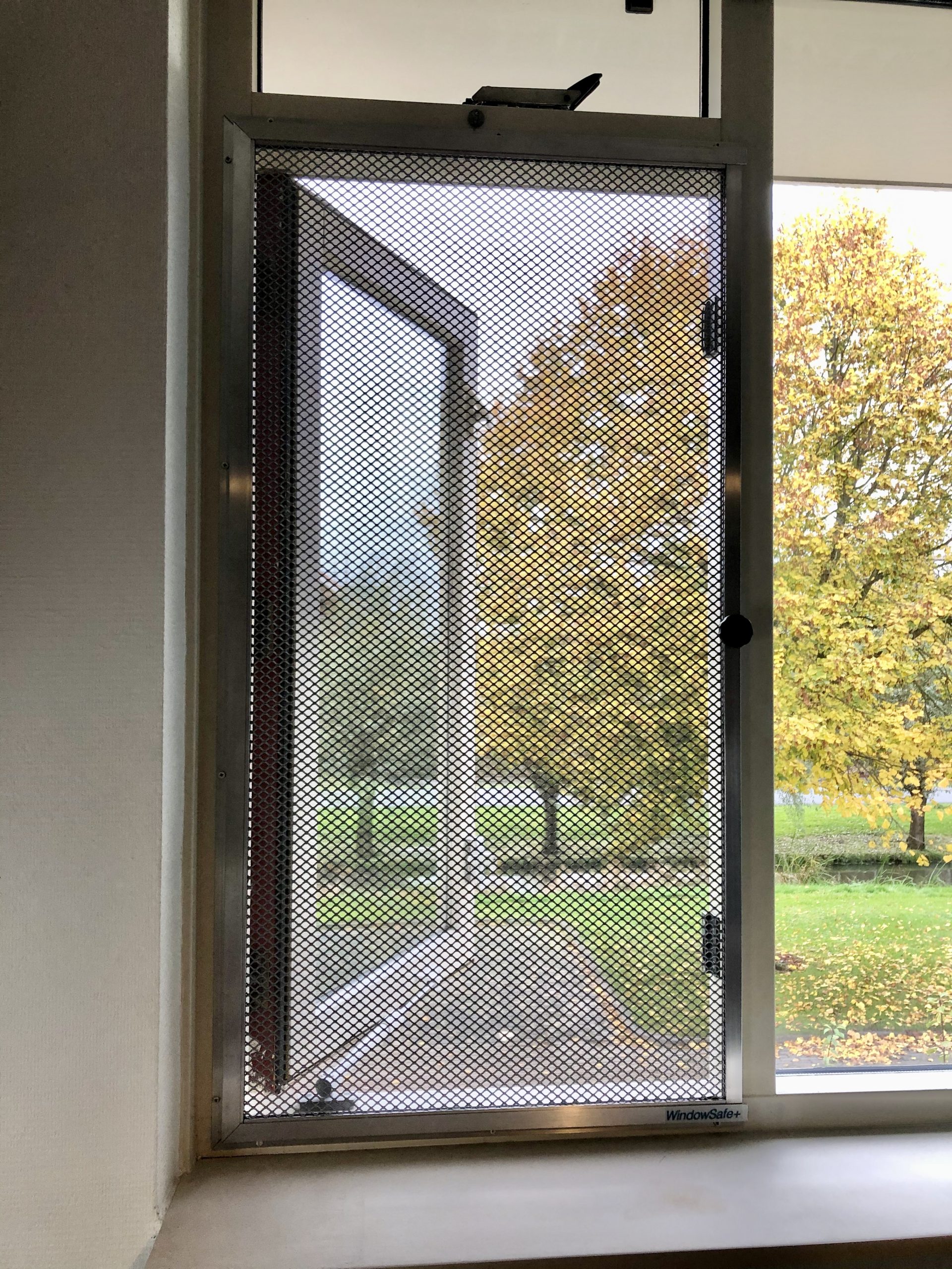 WindowSafe+ | best tegen hooikoorts en insluipers terwijl je je huis van frisse lucht voorziet.
